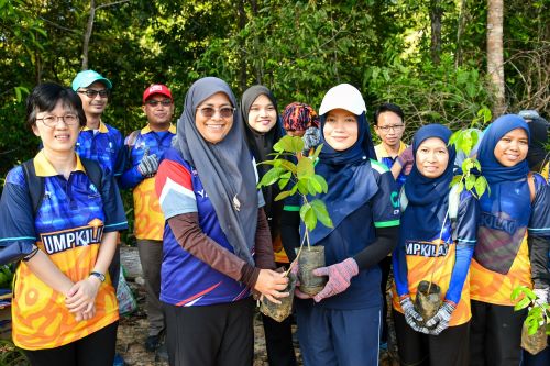 60 UMP Kilau volunteers plant 150 trees at Lake Chini