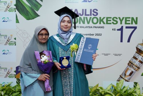 Athirah Seng Kaning terima Anugerah Kecemerlangan Dimension BID Sdn. Bhd.