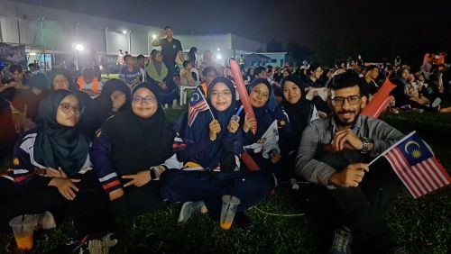 Abdelrahman Mohamed Farouk with his friends at Malam Sambutan Ambang Kemerdekaan, Mini Stadium, UMPSA Gambang Campus