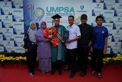 Aiman Firdaus penerima Anugerah Kecemerlangan UMW Holdings Bhd. bukti pelajar Kolej Vokasional boleh berjaya