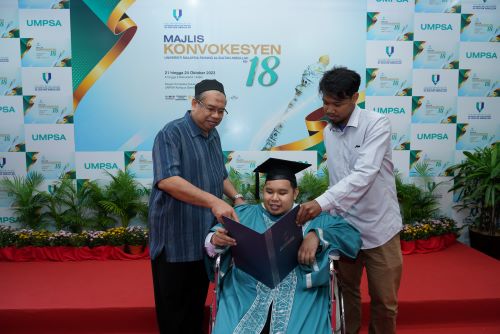 Aiman graduan OKU genggam ijazah UMPSA