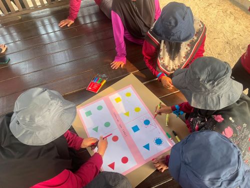 Aktiviti Creative Drawing yang menguji kreativiti dan kerjasama peserta di check-point Treasure Hunt Rentas Generasi.