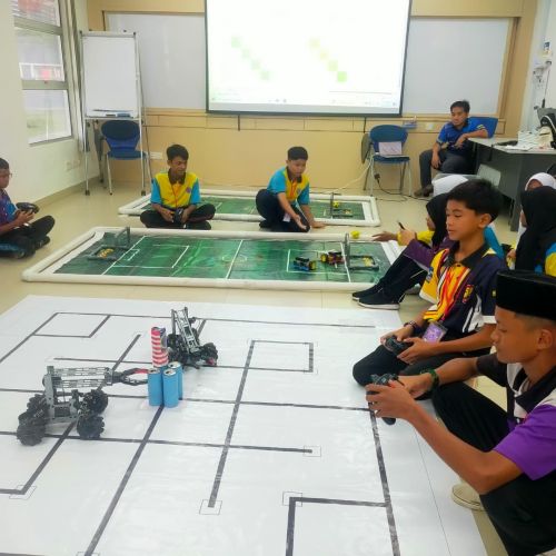 Aktiviti Soccer Robot dan membina menara merdeka