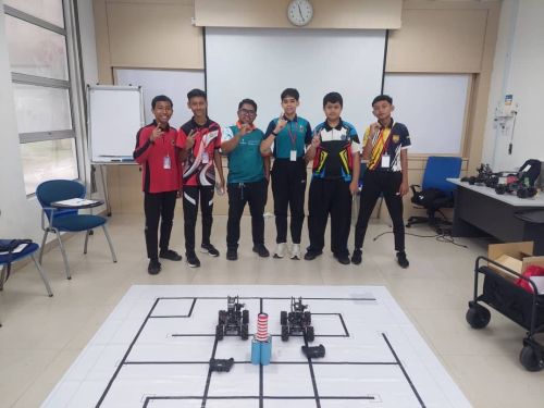 Aktiviti membina Menara Merdeka menggunakan Pick and Place Robot