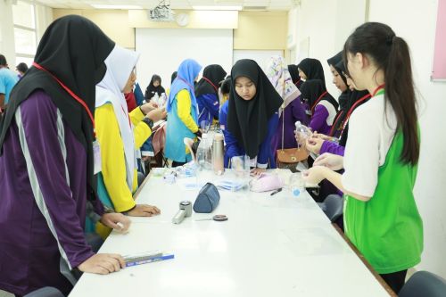 Aktiviti membina roket air menggunakan botol