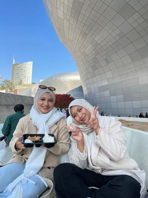 Amirah Nur Afiqah pelajar Fakulti Teknologi Kejuruteraan Mekanikal dan Automotif (FTKMA) dan Nur Alia Syakirah pelajar Fakulti Sains dan Teknologi Industri (FSTI) menikmati hidangan nasi dan rendang ayam di reruai makanan tradisional ketika menghadiri Festival Malaysia anjuran Tourism Malaysia di Dongdaemun Design Plaza.