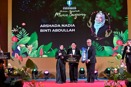 Arshada Nadia julang Anugerah Tokoh Mahasiswa UMPSA