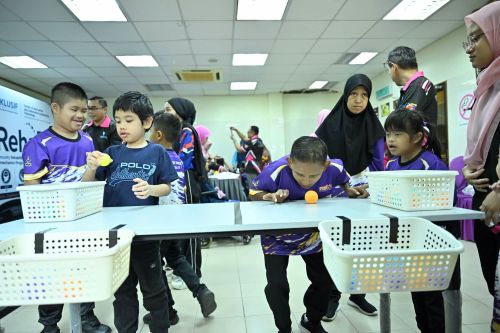 Bola kecil, keceriaan besar. Kanak-kanak bermain bersama rakan-rakan dalam sesi permainan terapeutik.