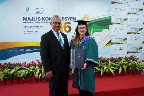 Ee Hui En sukarelawan Yayasan UMP penerima Anugerah Pelajaran Diraja (Pingat Jaya Cemerlang)
