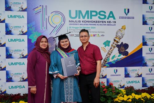 Puteri Nurulain graduan TVET terima Anugerah Profesor Dato’ Dr. Mashitah Mohd Yusoff UMPSA