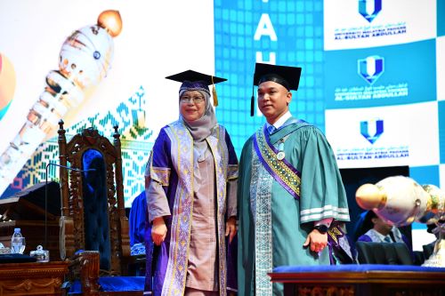 Detik indah pasangan suami isteri, terima Master Eksekutif bersama 