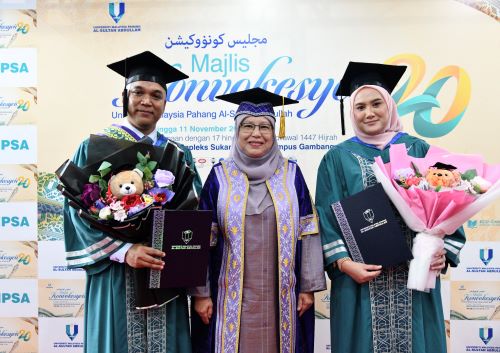 Detik indah pasangan suami isteri, terima Master Eksekutif bersama 