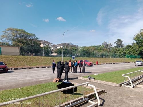 Di bawah panas terik, pelajar merakam kenangan bersama pasukan masing-masing