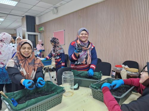 UMPSA and SWCorp Pahang collaborate to educate local community on compost production techniques using ‘Takakura’ method