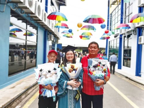 Anugerah Pelajaran Diraja (Pingat Jaya Cemerlang) UMPSA hadiah manis buat Foo Xiao Bing