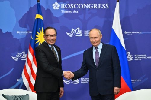 Gambar Presiden Rusia, Vladimir Putin bersalaman dengan Perdana Menteri Malaysia, YAB Datuk Seri Anwar Ibrahim di Vladivostok, Rusia pada 4 September 2024. Sumber: Reuters
