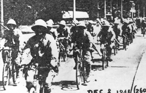 Gambar menunjukkan pasukan tentera Jepun berbasikal selepas kemenangan menakluki Tanah Melayu 