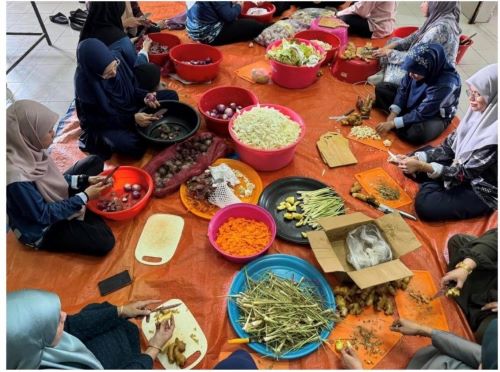 Gotong-royong memasak juadah berbuka