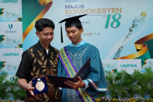 Graduan hadir berdua ditemani abang terima Anugerah Kecemerlangan BASF PETRONAS CHEMICAL