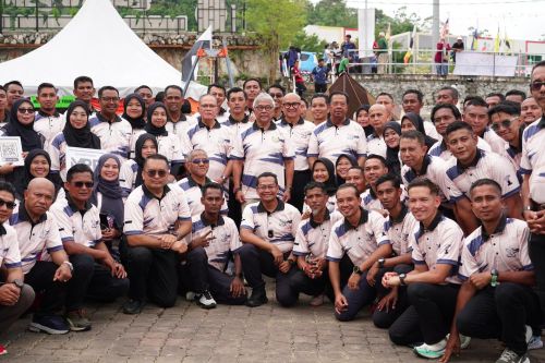 3 staf kibar Bendera UMPSA tawan puncak Gunung Tahan