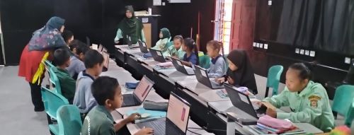 Guru di Sekolah Kebangsaan Chenua, Raub Pahang dalam  Pengajaran dan Pemudahcaraan (PdPc) Digital. (Gambar Ihsan: Cikgu Khairul Afif)