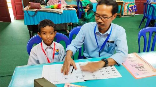 Guru yang menekuni tugasnya demi mendidik anak bangsa supaya dapat menguasai 3M (Membaca, Menulis dan Mengira)- (Gambar Ihsan: Cikgu Khairul Afif)