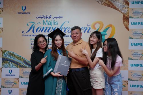 Hadiah Kecemerlangan Akademik Presiden Lembaga Jurutera Malaysia milik Soh Jia Wen dan Chew Poh Yee