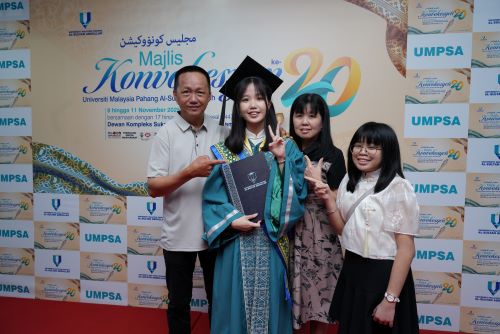 Hadiah Kecemerlangan Akademik Presiden Lembaga Jurutera Malaysia milik Soh Jia Wen dan Chew Poh Yee