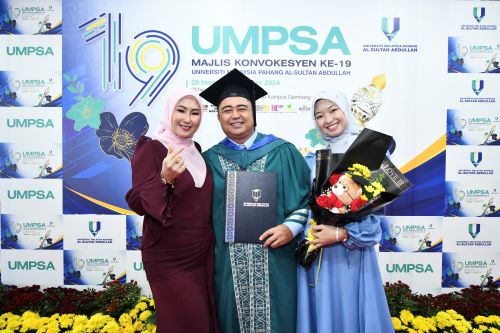 Only learned to read in form 2, Ali, a Plantation Manager from Sabah, successfully earns his degree 