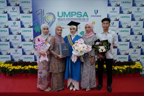 Hasya Najihah receives Academic Excellence Award from the Pahang Islamic Religious and Malay Customs Council (MUIP)