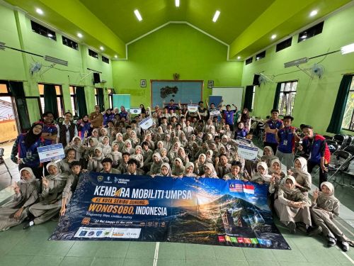 Semangat kebersamaan dan nilai pengorbanan sempena Hari Raya Aidiladha diterjemahkan dengan penuh bermakna menerusi Sambutan Hari Raya Aidiladha yang melibatkan 25 orang mahasiswa daripada Kelab Sukarelawan Yayasan UMPSA, Universitas Teknik Yogyakarta (UTY) dan Universitas Gadjah Mada (UGM) di Jawa Tengah, Wonosobo, Indonesia. Kembara Mobiliti UMPSA@Wonosobo, Indonesia 2026 ini menjadi platform untuk mengukuhkan hubungan silaturahim antara peserta mobiliti dengan masyarakat setempat melalui pelbagai aktiviti kemasyarakatan dan kebudayaan. Antara pengisian utama program ialah pelaksanaan ibadah korban melibatkan dua ekor kambing hasil sumbangan orang awam sebagai simbol semangat kebersamaan dan keprihatinan terhadap komuniti setempat.