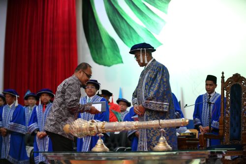 Isteri sebak terima ijazah suami, ayah naik pentas terima diploma anak