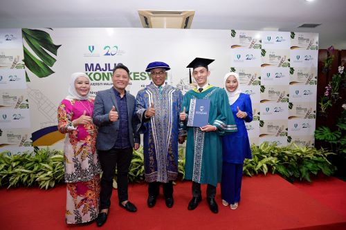 Kejutan buat graduasi anak, Rahmat hiburkan tetamu