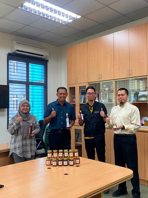 PPPH serah 200 botol madu kelulut asli kepada Yayasan UMPSA sebagai penghargaan buat penyumbang