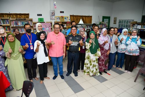 TAWAU, 1 Mei 2026 - Program Kembara Lestari @Negeri di Bawah Bayu 4.0 yang melabuhkan tirainya dengan jayanya di Kampung Budaya Pasir Putih, Tawau selepas lima hari pelaksanaan sarat dengan pelbagai inisiatif teknologi, komuniti, pendidikan, kelestarian, kerohanian, kebudayaan dan bantuan khidmat masyarakat.  Penganjuran program ini dilihat sebagai bukti komitmen berterusan UMPSA dalam memasyarakatkan teknologi, memperkasa pendidikan dan memperkukuh jaringan kerjasama antara institusi pendidikan, agensi serta komuniti setempat.  Majlis Perasmian Penutup dan Festival Rakyat telah disempurnakan oleh Pembantu Menteri Pelancongan, Kebudayaan dan Alam Sekitar Sabah merangkap ADUN Tanjung Batu, Yang Berhormat Dr. Andi Md Shamsureezal Mohd Sainal.  Turut sama hadir Ahli Parlimen Kalabakan, Yang Berhormat Datuk Andi Muhammad Suryady Bandy, Pengerusi Lembaga Pengarah UMPSA, Dato’ Seri Abdul Razak Jaafar yang juga Pengerusi Yayasan UMPSA serta Ketua Pegawai Eksekutif Malaysia Rail Link Sdn. Bhd. (MRL), Dato’ Sri Darwis Derahman yang juga ahli pemegang amanah Yayasan UMPSA.  Turut serta ahli pemegang amanah Yayasan UMPSA, Dato' Sri Ahmad Fuaad Kenali, Datin Nur Sharmila Shaheen, Pendaftar UMPSA, Dato’ Saiful Bahri Ahmad Bakarim yang hadir mewakili Naib Canselor UMPSA, Profesor Ts. Dr. Yatimah Alias dan Ketua Eksekutif Yayasan UMPSA, Mohd Jamil Mohd Ja’afar.  Menurut Dr. Andi, pihaknya mengalu-alukan kerjasama strategik UMPSA dan MRL dengan pemilihan kampung budaya ini.  “Sukarelawan UMPSA berjaya menunjukkan komitmen yang tinggi dan teknologi yang diajar mampu dilaksanakan terutamanya sistem vertical farming yang boleh menjana pendapatan penduduk setempat.   “Inisiatif ini bukan sahaja mengeratkan hubungan antara pelajar dan komuniti luar bandar, malah menjadi platform bagi memupuk nilai kesukarelawanan, perpaduan serta pembangunan sosial yang mampan.  “Semoga hubungan erat ini dapat diteruskan pada masa akan datang,” ujarnya.   Dalam majlis itu, beliau turut menyampaikan sumbangan bantuan pelajar sebanyak RM2,500 kepada Se