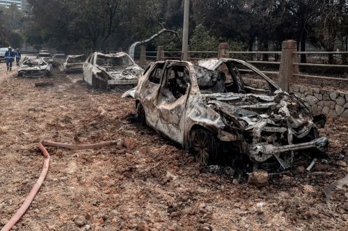 Kerosakan teruk pada rangka kenderaan yang berhampiran dengan pusat letupan akibat haba yang tinggi. (Sumber: Facebook Mingguan Wanita).