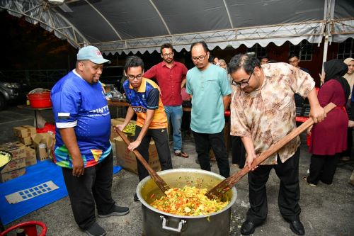 UMP-Adabi collaboration distributes 600 sahur meals for students