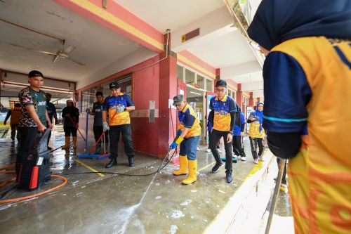 Kolaborasi UMP-UTHM Sukarelawan UMP Kilau hulur bantuan mangsa banjir di Batu Pahat