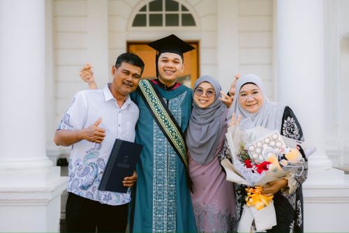 Lepasan Kolej Vokasional buktikan boleh berjaya, peroleh Anugerah Pelajaran Diraja    