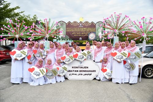 UMPSA community parade while reciting selawat to celebrate university-level Maulidur Rasul celebration