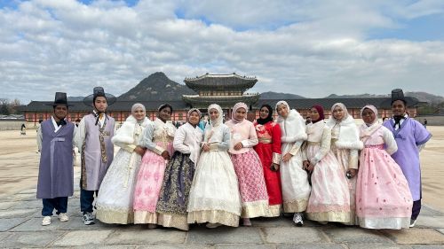 Menghayati warisan Dinasti Joseon di Gyeongbokgung Palace dengan pengalaman mengenakan hanbok tradisional.