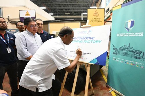 Menteri Pendidikan Tinggi rasmi Kilang Pengajaran Automotif UMPSA