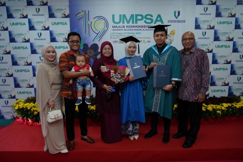 Siblings Nurul Eshfahanny and Muhammad Ishfahan share the stage at UMPSA’s 19th Convocation