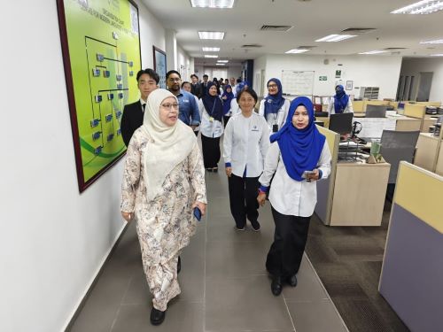 Naib Canselor UMPSA rasmi pelancaran BacaHab Pusat Bahasa Moden