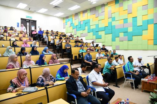 Naib Canselor UMPSA santuni warga FTKEE dalam sesi Townhall perkasa TVET Termaju