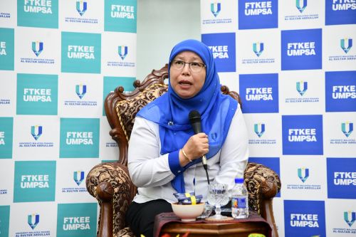 Naib Canselor UMPSA santuni warga FTKEE dalam sesi Townhall perkasa TVET Termaju