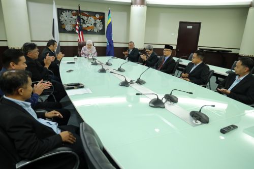 Naib canselor UMPSA serah surat kenaikan pangkat kepada lima pensyarah universiti