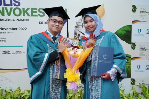 Pasangan graduan pengantin baharu naik pentas konvokesyen UMP