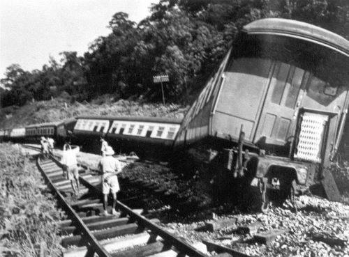 Perbuatan khianat pengganas komunis mengeluarkan kereta api dari landasan semasa darurat