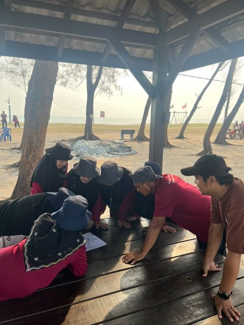 Peserta kumpulan menyelesaikan aktiviti Crossword Puzzle di salah satu check-point Treasure Hunt Rentas Generasi.
